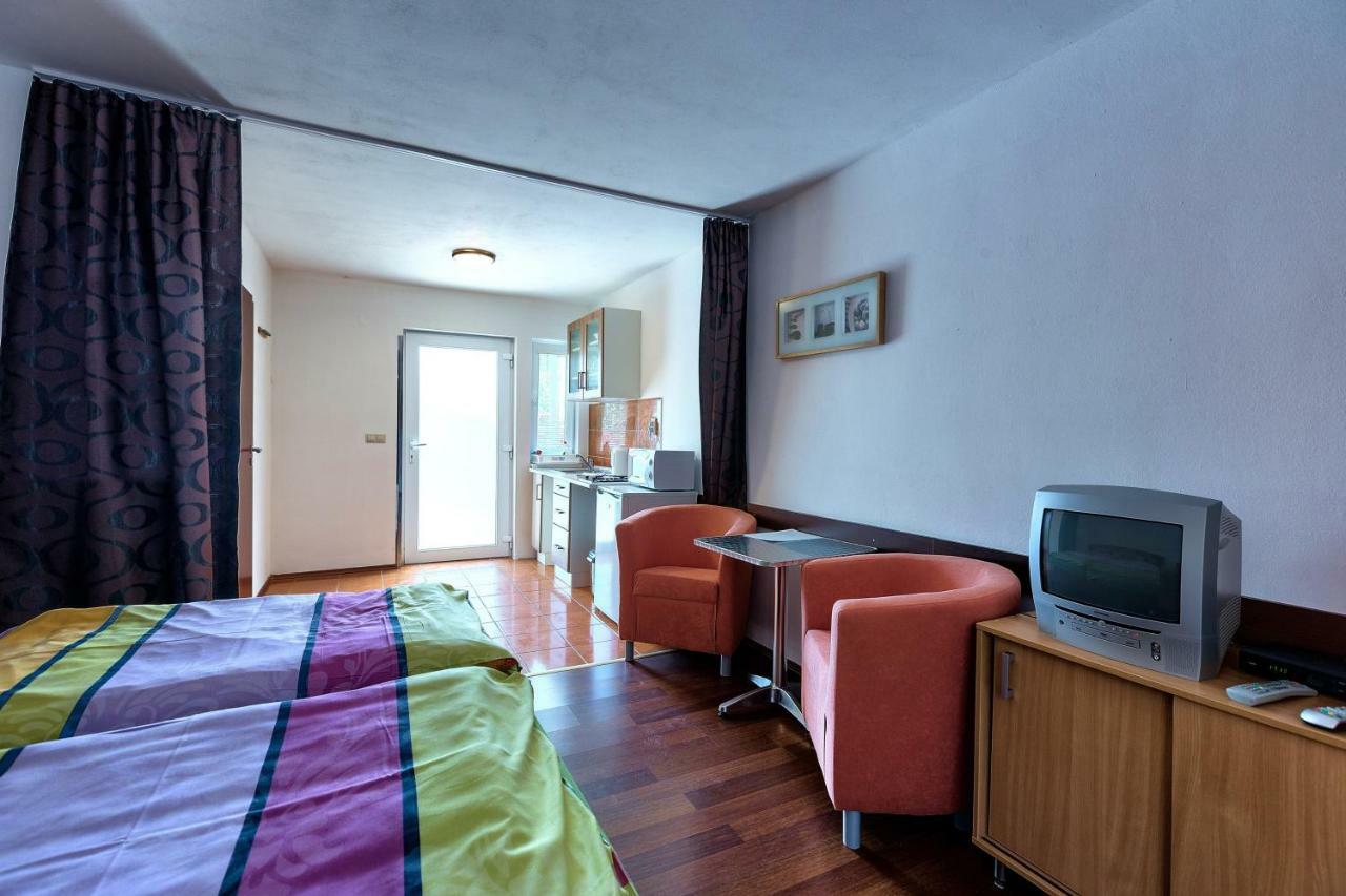 Apartmanovy Dom Red Hotell Podhájska Eksteriør bilde