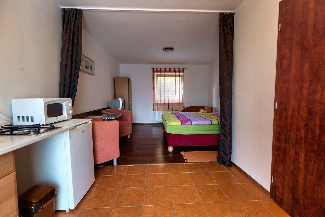 Apartmanovy Dom Red Hotell Podhájska Eksteriør bilde