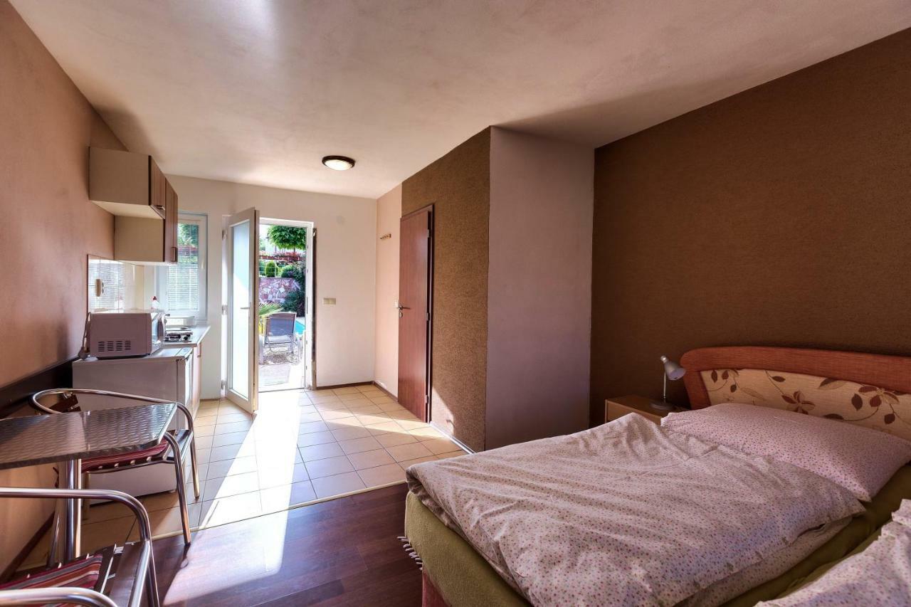 Apartmanovy Dom Red Hotell Podhájska Eksteriør bilde