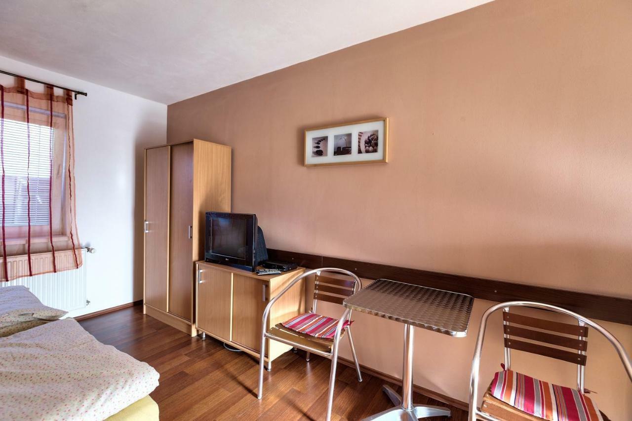 Apartmanovy Dom Red Hotell Podhájska Eksteriør bilde