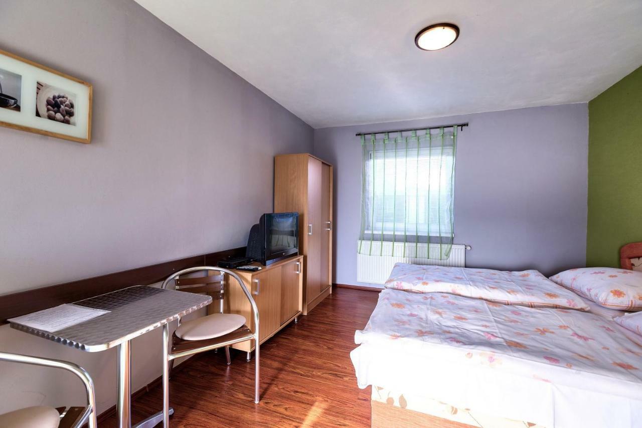 Apartmanovy Dom Red Hotell Podhájska Eksteriør bilde