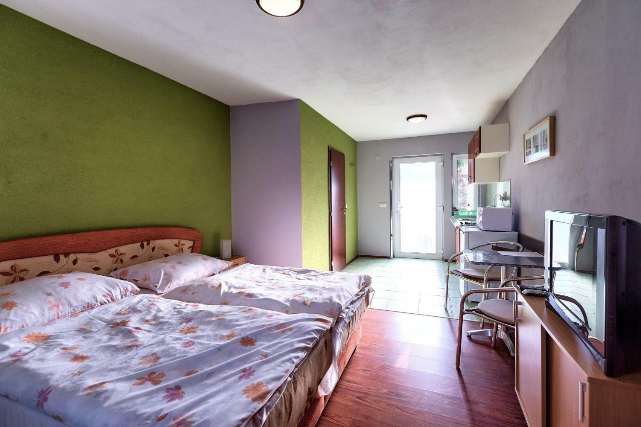 Apartmanovy Dom Red Hotell Podhájska Eksteriør bilde
