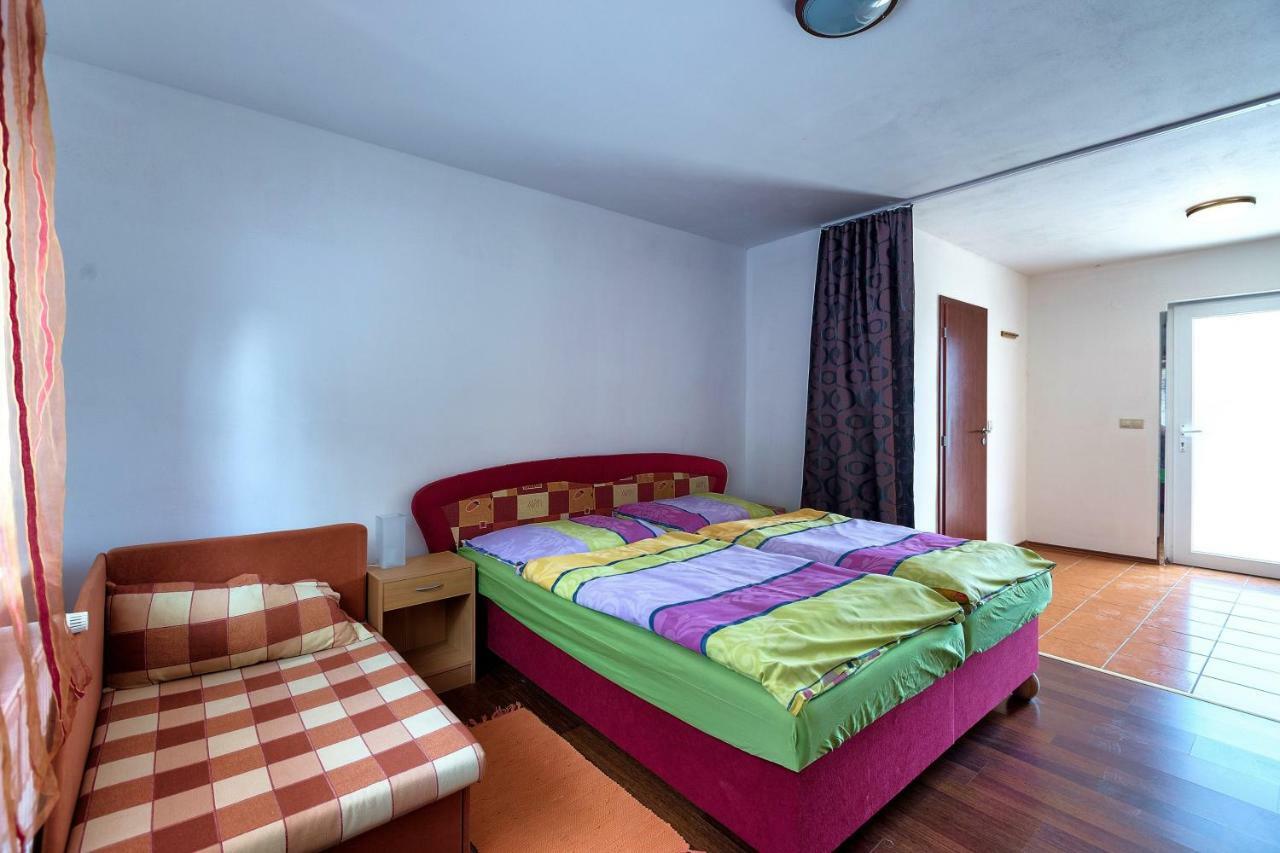 Apartmanovy Dom Red Hotell Podhájska Eksteriør bilde