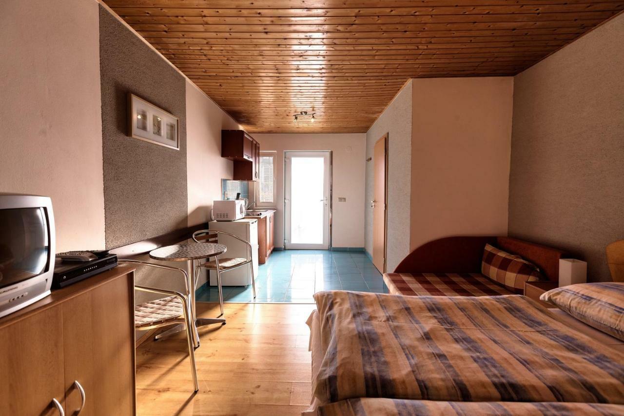 Apartmanovy Dom Red Hotell Podhájska Eksteriør bilde