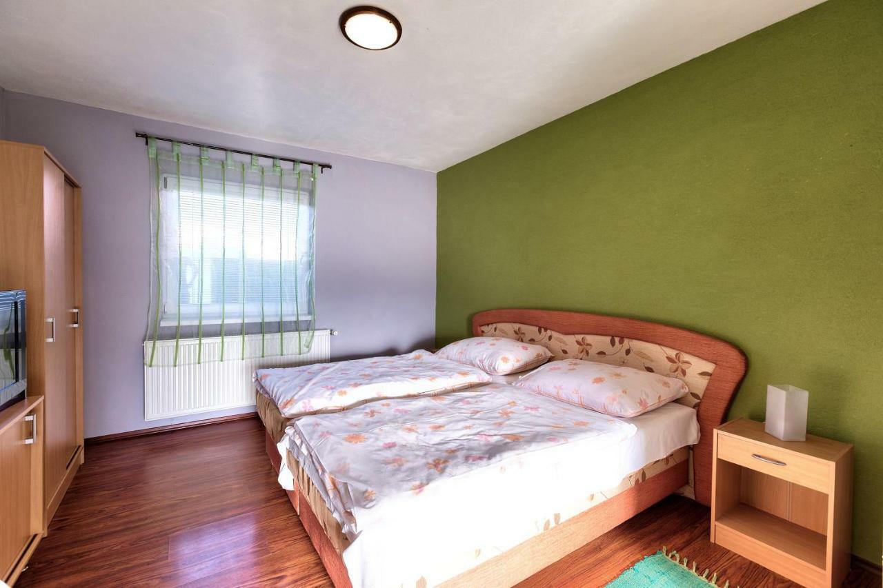 Apartmanovy Dom Red Hotell Podhájska Eksteriør bilde