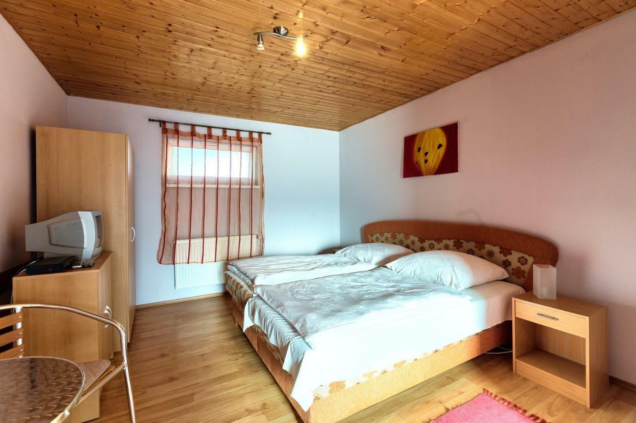 Apartmanovy Dom Red Hotell Podhájska Eksteriør bilde