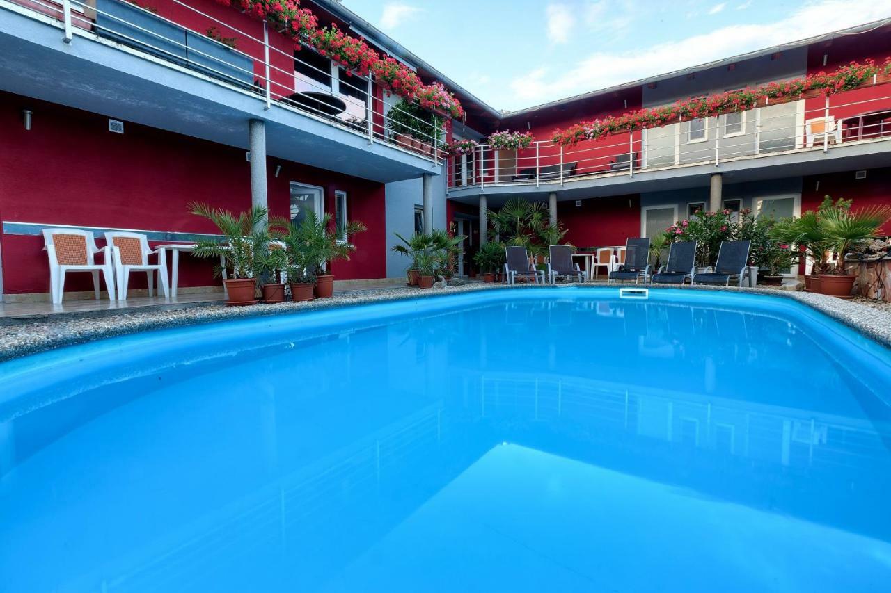 Apartmanovy Dom Red Hotell Podhájska Eksteriør bilde