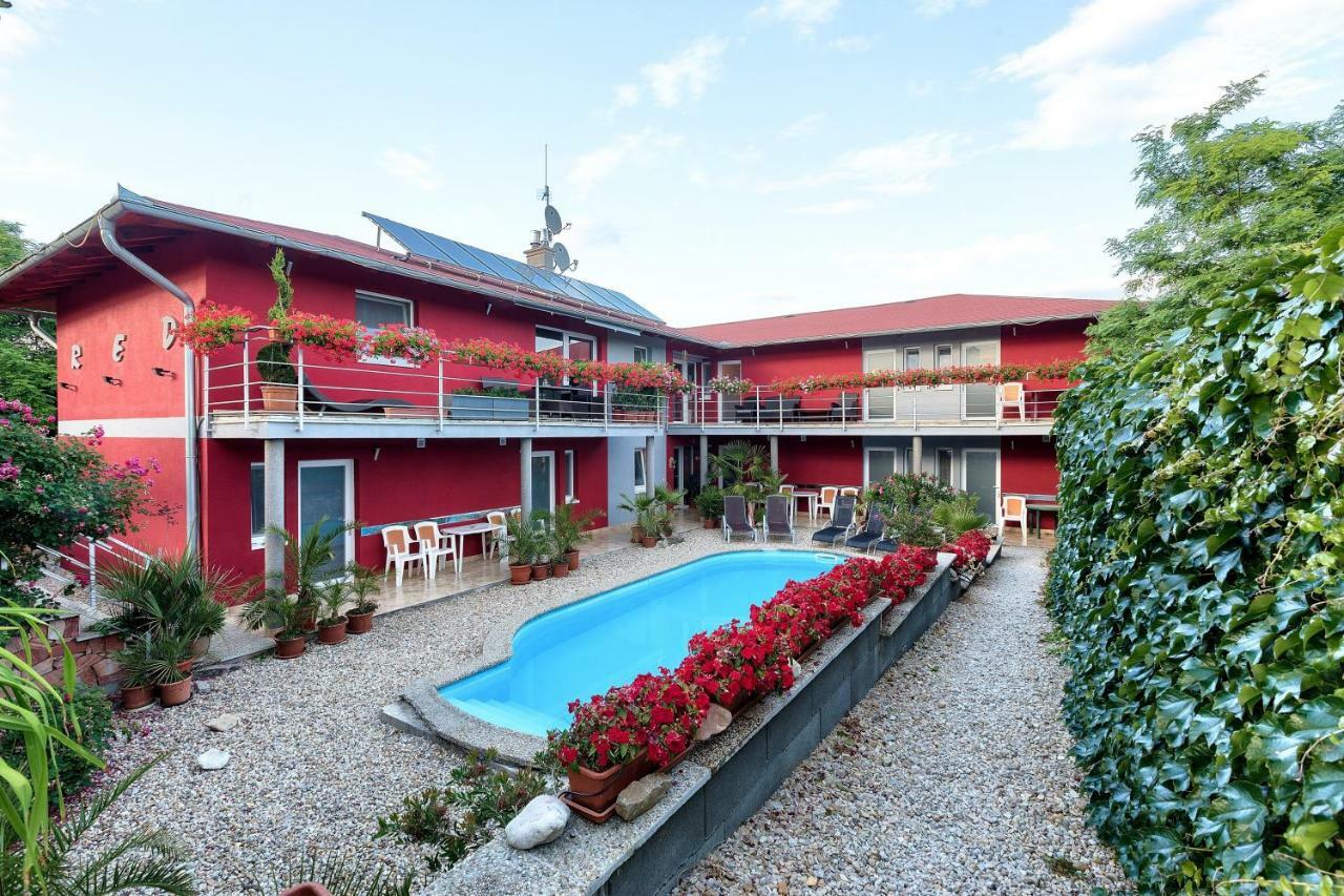 Apartmanovy Dom Red Hotell Podhájska Eksteriør bilde