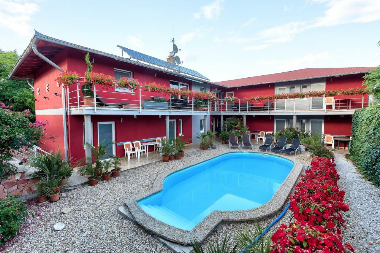 Apartmanovy Dom Red Hotell Podhájska Eksteriør bilde