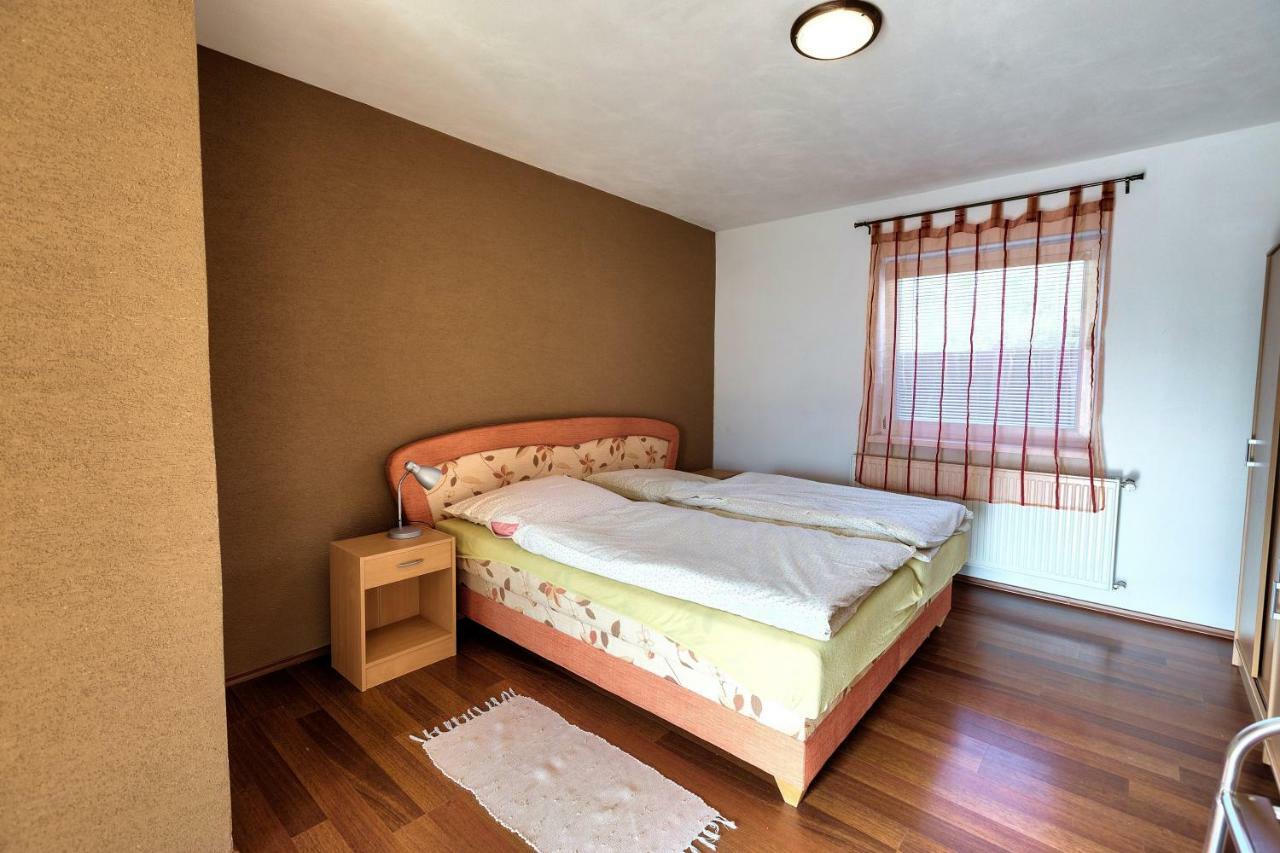 Apartmanovy Dom Red Hotell Podhájska Eksteriør bilde