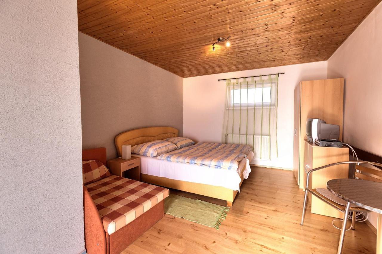 Apartmanovy Dom Red Hotell Podhájska Eksteriør bilde