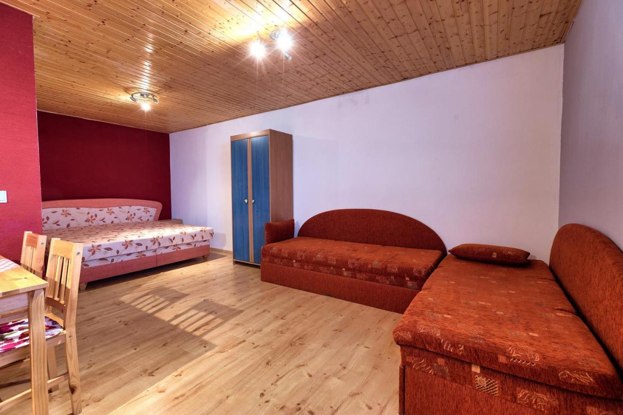 Apartmanovy Dom Red Hotell Podhájska Eksteriør bilde